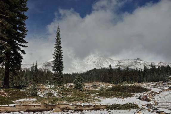 Por detrás das nuvens aparece o gigantesco Mount Shasta, com mais de 4.300 metros de altitude, na Califórnia, nos Estados Unidos